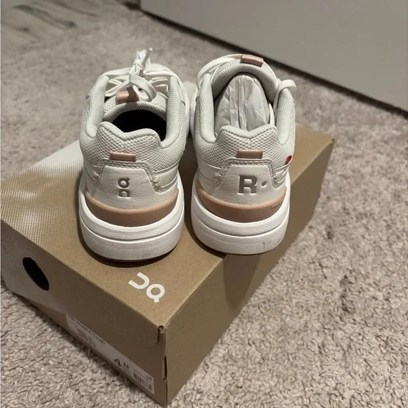 Girls Youth On Cloud The Roger Ivory & Rose Gold Sneakers - Picture 2 of 4